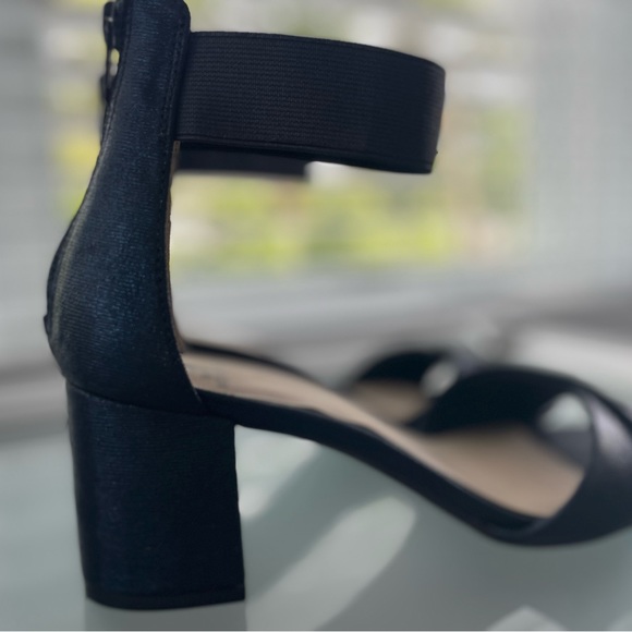 White Mountain Satin Sandals in 7 1/2 - Picture 3 of 11